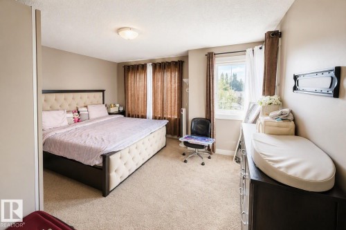 711 57 St Sw, Edmonton, AB - Indoor Photo Showing Bedroom