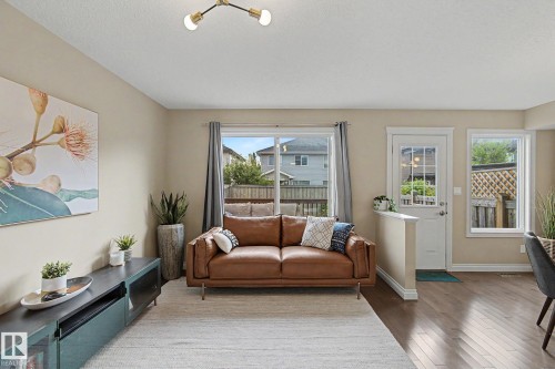 1135 177 Street Sw, Edmonton, AB - Indoor Photo Showing Living Room