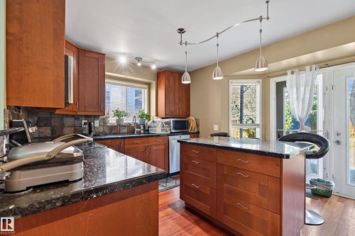19040 70 Avenue Nw, Edmonton, AB - Indoor Photo Showing Kitchen