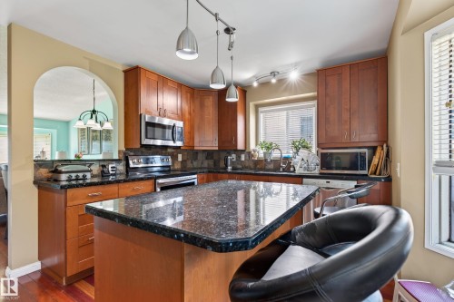 19040 70 Avenue Nw, Edmonton, AB - Indoor Photo Showing Kitchen