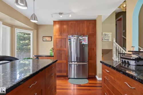 19040 70 Avenue Nw, Edmonton, AB - Indoor Photo Showing Kitchen