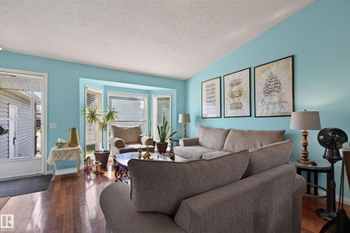 19040 70 Avenue Nw, Edmonton, AB - Indoor Photo Showing Living Room