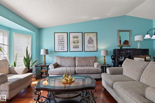 19040 70 Avenue Nw, Edmonton, AB - Indoor Photo Showing Living Room