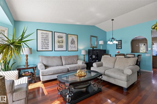 19040 70 Avenue Nw, Edmonton, AB - Indoor Photo Showing Living Room