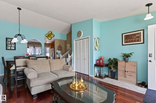 19040 70 Avenue Nw, Edmonton, AB - Indoor Photo Showing Living Room