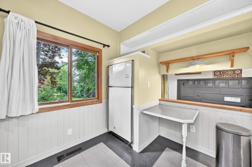 11419 126 Street Nw, Edmonton, AB - Indoor