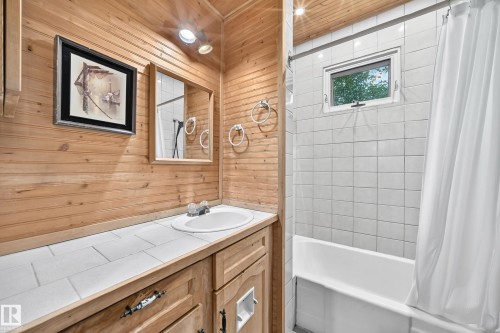 11419 126 Street Nw, Edmonton, AB - Indoor Photo Showing Bathroom