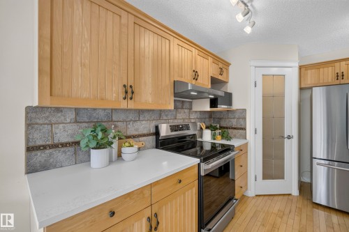 1322 Barnes Close Sw, Edmonton, AB - Indoor Photo Showing Kitchen