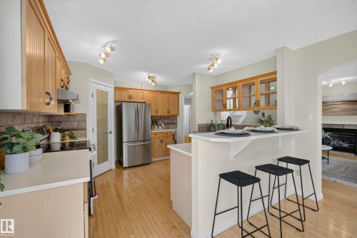1322 Barnes Close Sw, Edmonton, AB - Indoor Photo Showing Kitchen