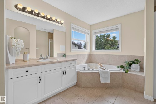 1322 Barnes Close Sw, Edmonton, AB - Indoor Photo Showing Bathroom