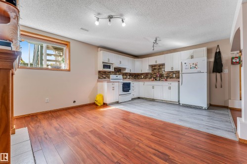 5119 157 Avenue Nw, Edmonton, AB - Indoor Photo Showing Kitchen