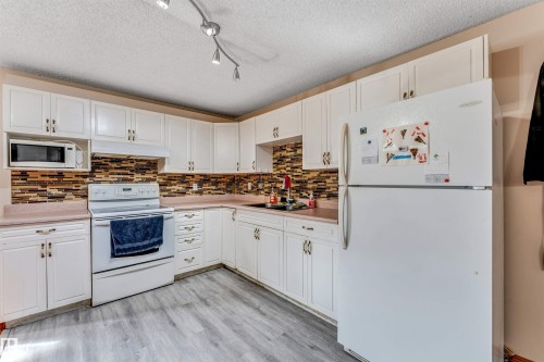 5119 157 Avenue Nw, Edmonton, AB - Indoor Photo Showing Kitchen