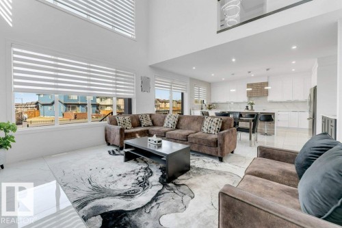 424 33 Avenue Nw, Edmonton, AB - Indoor Photo Showing Living Room