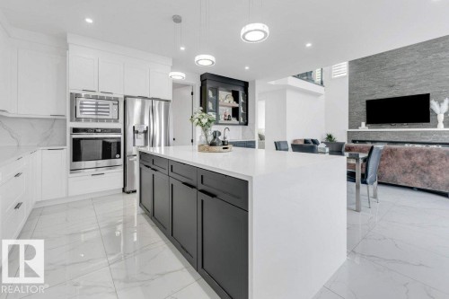 424 33 Avenue Nw, Edmonton, AB - Indoor Photo Showing Kitchen With Upgraded Kitchen