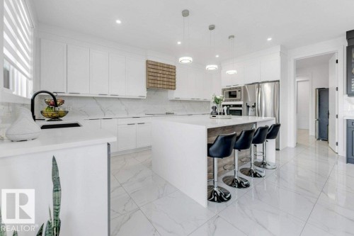 424 33 Avenue Nw, Edmonton, AB - Indoor Photo Showing Kitchen With Upgraded Kitchen