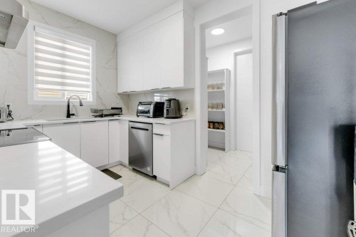 424 33 Avenue Nw, Edmonton, AB - Indoor Photo Showing Kitchen