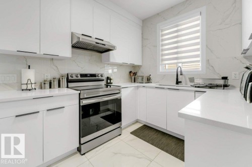 424 33 Avenue Nw, Edmonton, AB - Indoor Photo Showing Kitchen