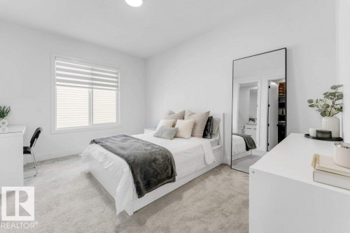 424 33 Avenue Nw, Edmonton, AB - Indoor Photo Showing Bedroom