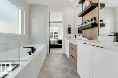 424 33 Avenue Nw, Edmonton, AB - Indoor Photo Showing Bathroom