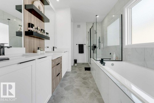 424 33 Avenue Nw, Edmonton, AB - Indoor Photo Showing Bathroom