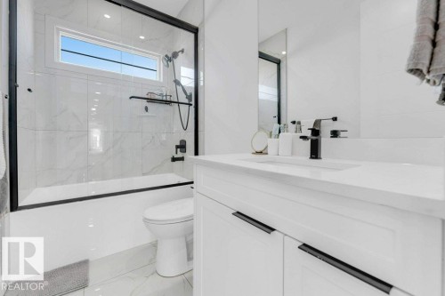 424 33 Avenue Nw, Edmonton, AB - Indoor Photo Showing Bathroom