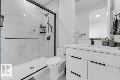 424 33 Avenue Nw, Edmonton, AB - Indoor Photo Showing Bathroom