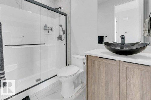424 33 Avenue Nw, Edmonton, AB - Indoor Photo Showing Bathroom