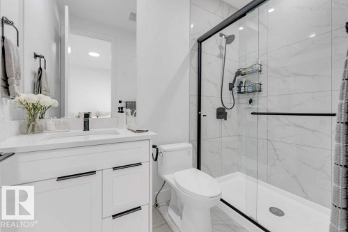 424 33 Avenue Nw, Edmonton, AB - Indoor Photo Showing Bathroom