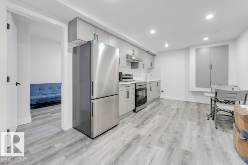 424 33 Avenue Nw, Edmonton, AB - Indoor Photo Showing Other Room