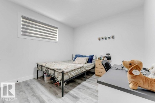 424 33 Avenue Nw, Edmonton, AB - Indoor Photo Showing Bedroom