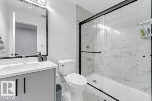424 33 Avenue Nw, Edmonton, AB - Indoor Photo Showing Bathroom