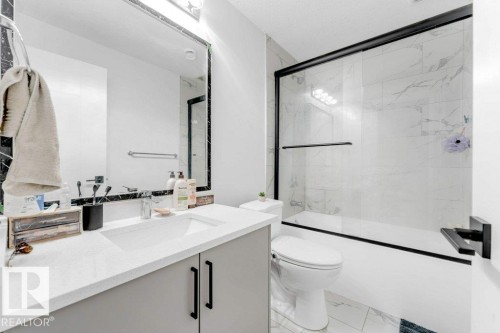 424 33 Avenue Nw, Edmonton, AB - Indoor Photo Showing Bathroom