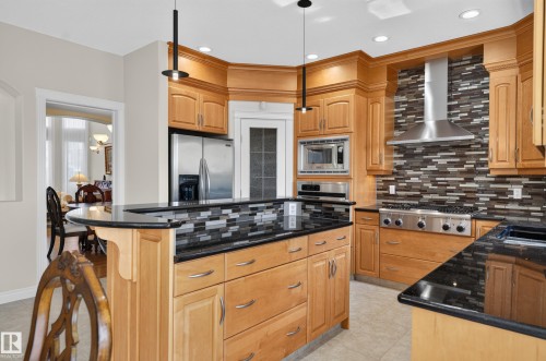 13527 158 Avenue Nw, Edmonton, AB - Indoor Photo Showing Kitchen With Upgraded Kitchen