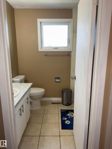 5645 137 Avenue Nw, Edmonton, AB - Indoor Photo Showing Bathroom
