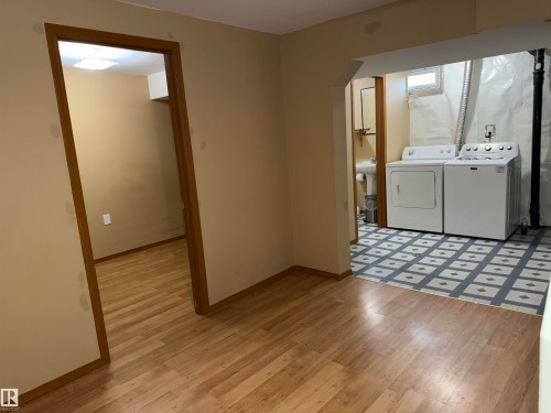 5645 137 Avenue Nw, Edmonton, AB - Indoor Photo Showing Laundry Room