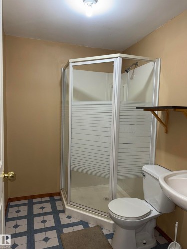 5645 137 Avenue Nw, Edmonton, AB - Indoor Photo Showing Bathroom