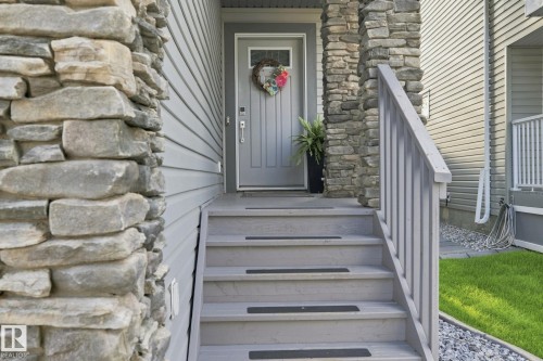 Stone column accents framing the entryway - 16512 140 Street Nw, Edmonton, AB - Outdoor