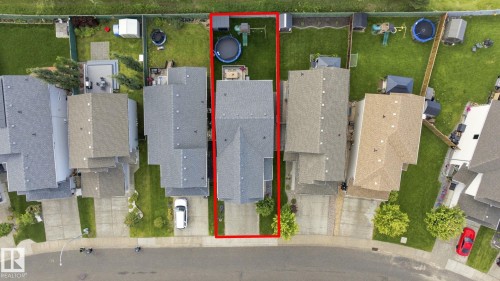 Detached residence featuring a gabled roof, paved driveway, and established green space - 16512 140 Street Nw, Edmonton, AB - 