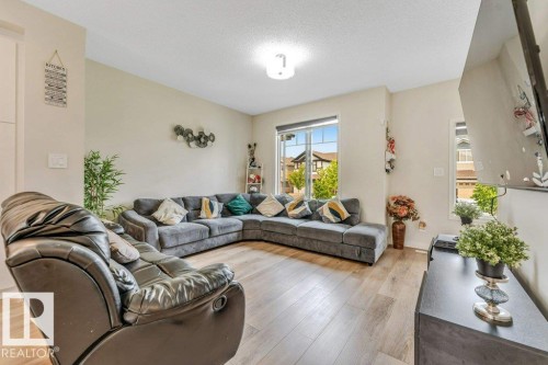 5315 22 Avenue Sw, Edmonton, AB - Indoor Photo Showing Living Room