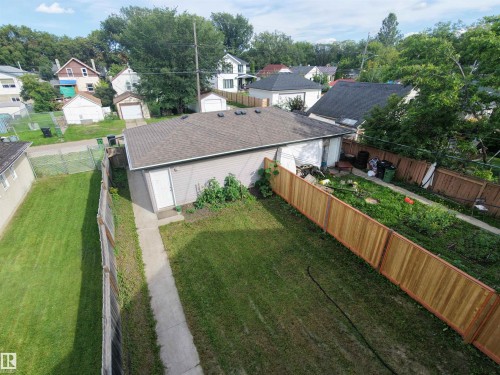 Detached garage with a shingled roof and vinyl siding - 11625 88 Street Nw, Edmonton, AB 