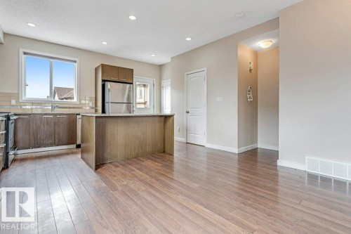 #1 655 Watt Bv Sw, Edmonton, AB - Indoor Photo Showing Kitchen