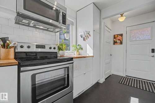 12131 126 Street Nw, Edmonton, AB - Indoor Photo Showing Kitchen
