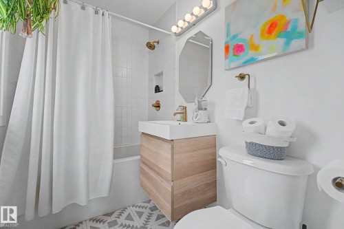 12131 126 Street Nw, Edmonton, AB - Indoor Photo Showing Bathroom