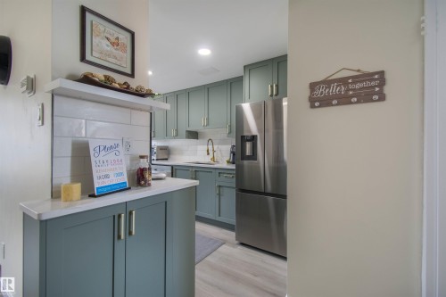 71 Amberly Crest Nw, Edmonton, AB - Indoor Photo Showing Kitchen