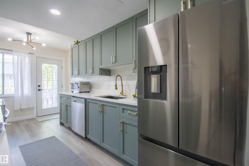71 Amberly Crest Nw, Edmonton, AB - Indoor Photo Showing Kitchen With Upgraded Kitchen