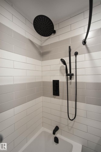 71 Amberly Crest Nw, Edmonton, AB - Indoor Photo Showing Bathroom