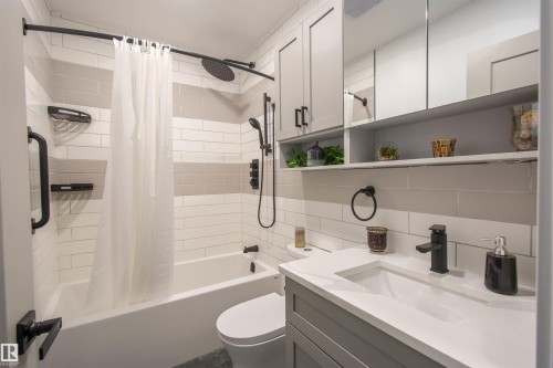 71 Amberly Crest Nw, Edmonton, AB - Indoor Photo Showing Bathroom