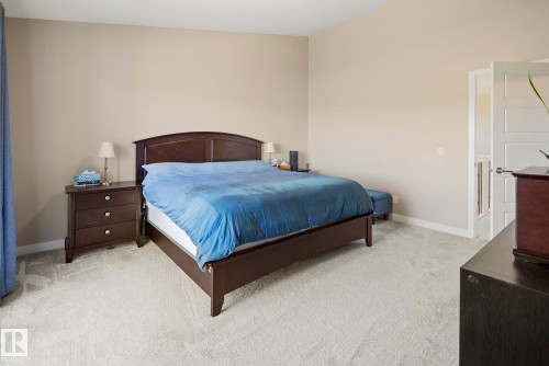 Neutral-toned walls complement light-colored carpeting - 7135 Edgemont Way Nw, Edmonton, AB 