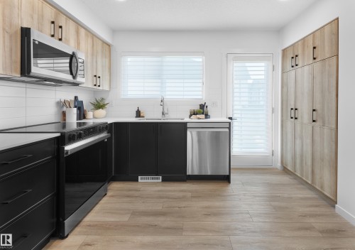 2024 Glastonbury Boulevard Nw, Edmonton, AB - Indoor Photo Showing Kitchen