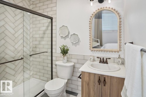 9008 Gilbert Close Nw, Edmonton, AB - Indoor Photo Showing Bathroom